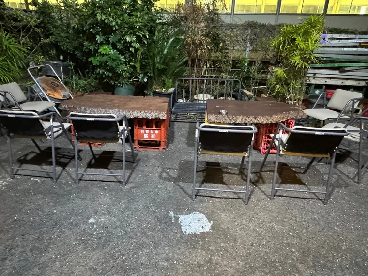 緑に囲まれたガーデンの屋外テーブル席