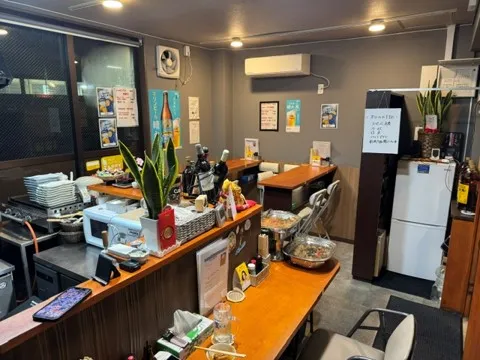 居酒屋ベンさん1階のカウンターとテーブル席