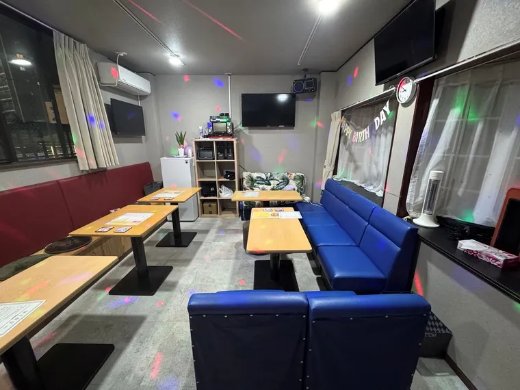 居酒屋ベンさん2階のソファとカラオケ設備のあるお部屋
