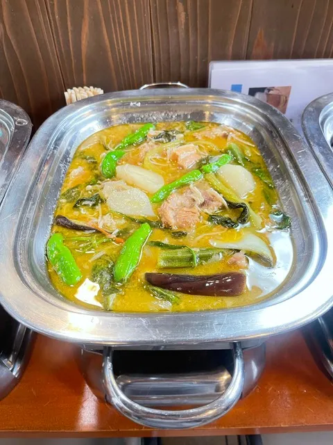 野菜や肉を煮込んだ日替わりフィリピン料理の一例