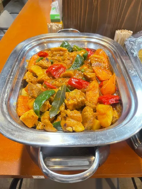 色とりどりの野菜が入ったフィリピン料理の一例