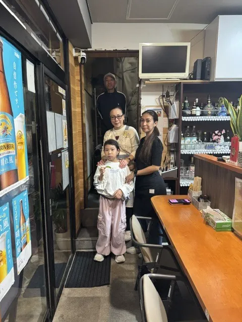 店内で迎える居酒屋ベンさんのスタッフ